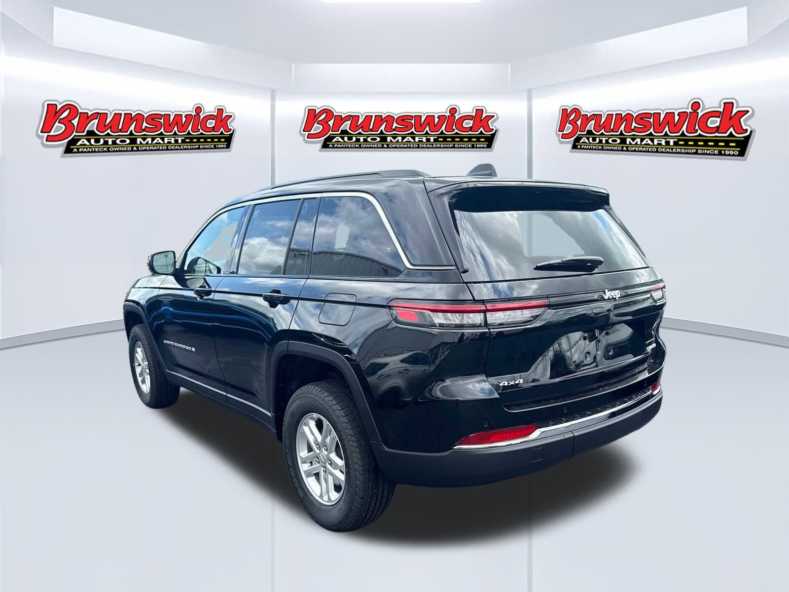 2025 Jeep Grand Cherokee Laredo photo 2