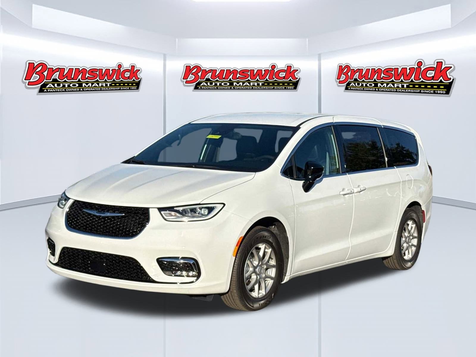 2026 Chrysler Pacifica Select's photo