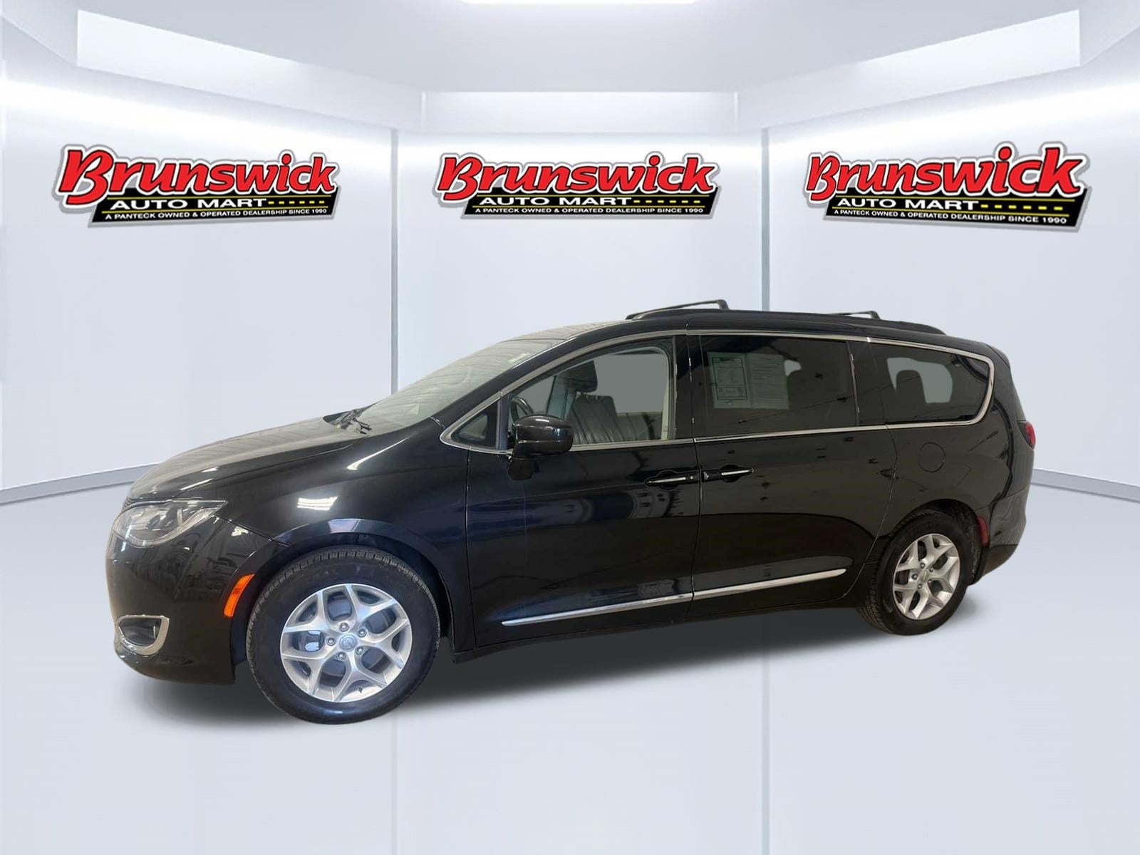Used 2017 Chrysler Pacifica Touring-L with VIN 2C4RC1BG3HR655074 for sale in Brunswick, OH