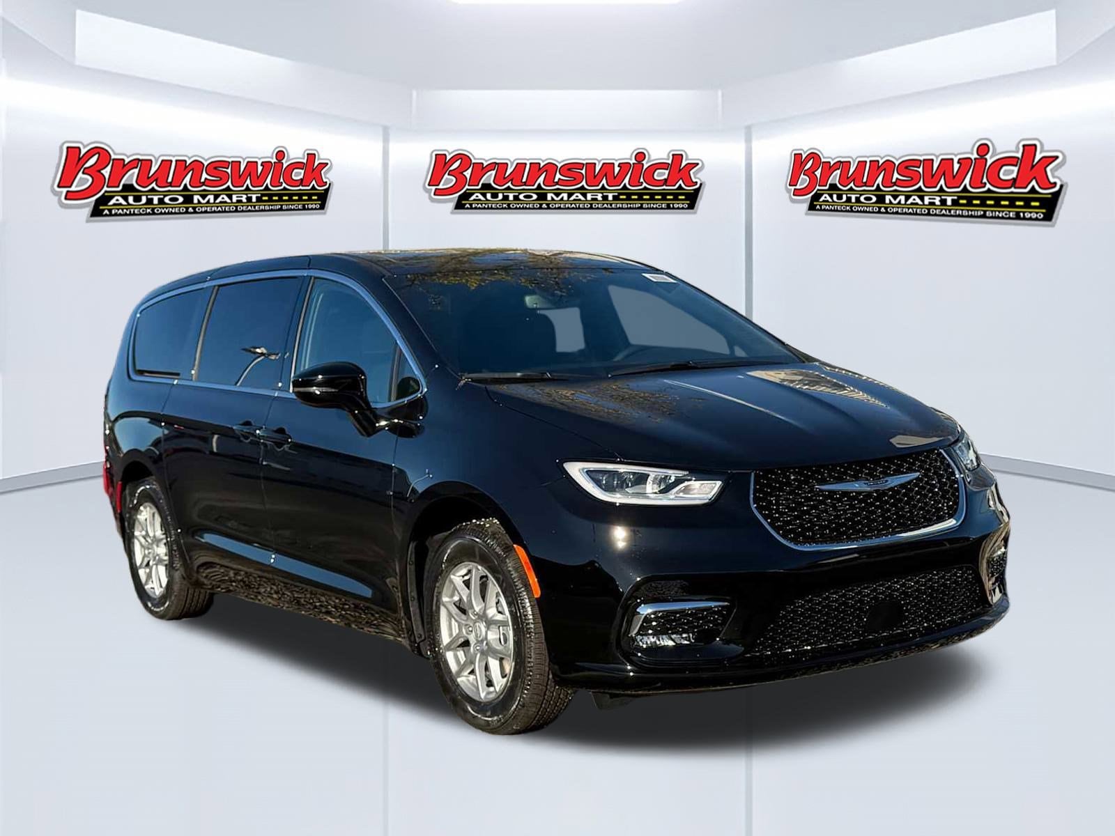 2026 Chrysler Pacifica Select's photo