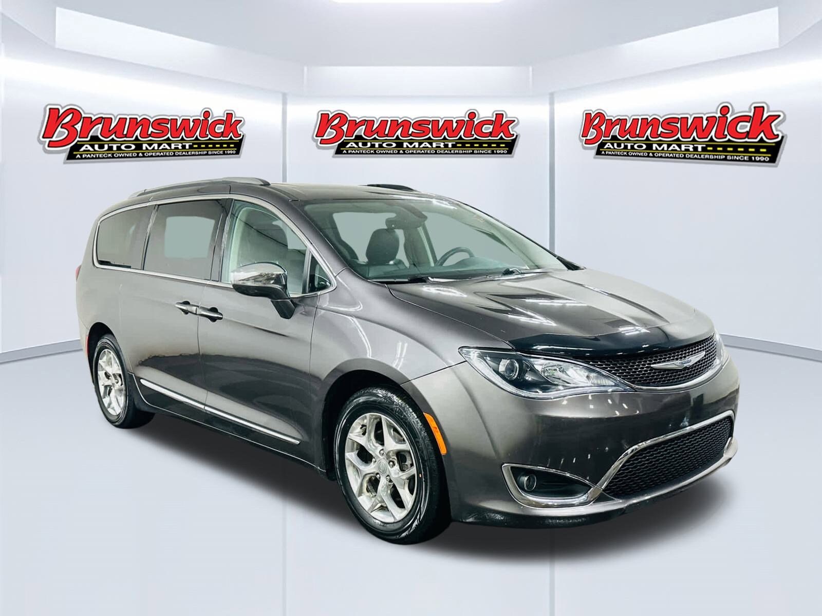 2017 Chrysler Pacifica Limited photo 2