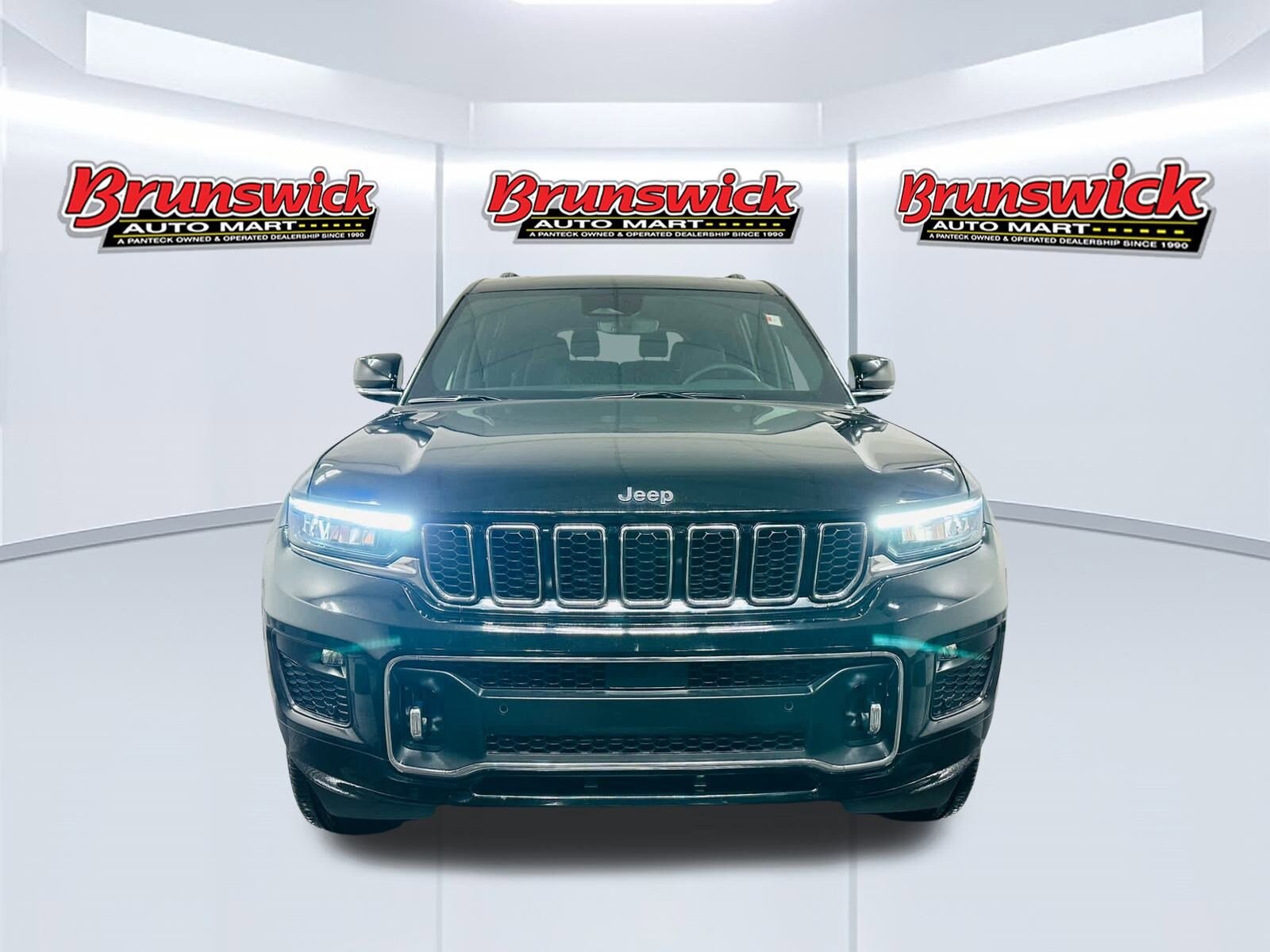 2023 Jeep Grand Cherokee Overland photo 2