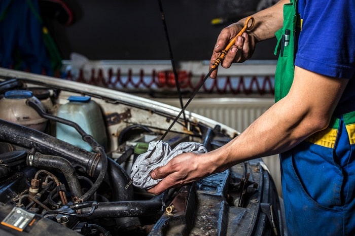 Technician changing oil at a RAM service appointment