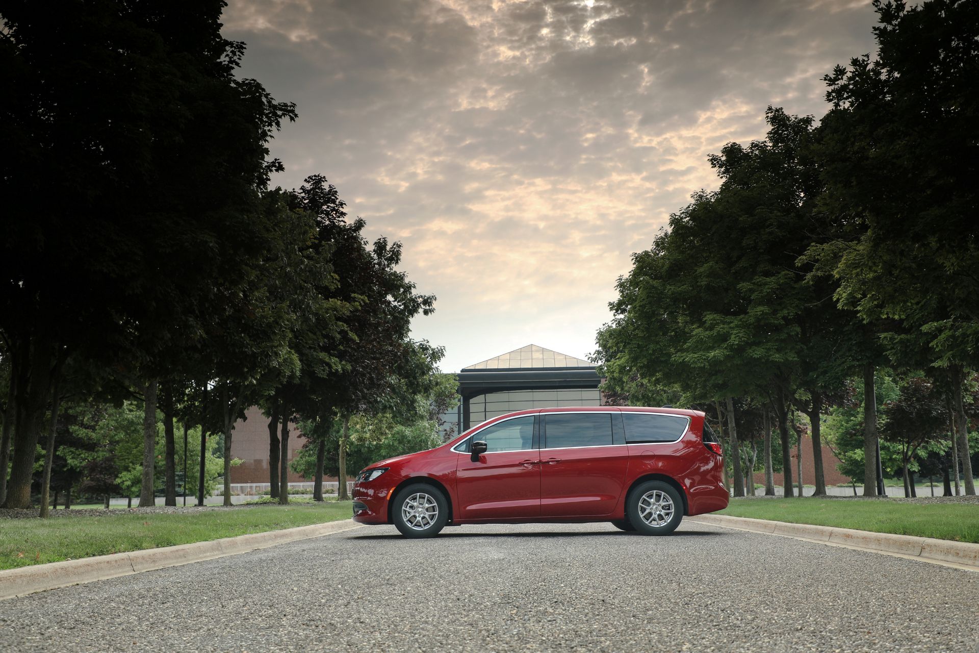 2025-chrysler-voyager-side.png.jpg