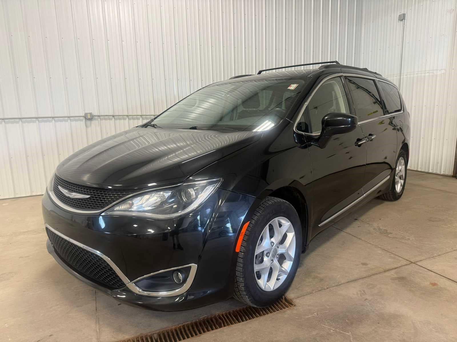 2017 Chrysler Pacifica Touring-L's photo