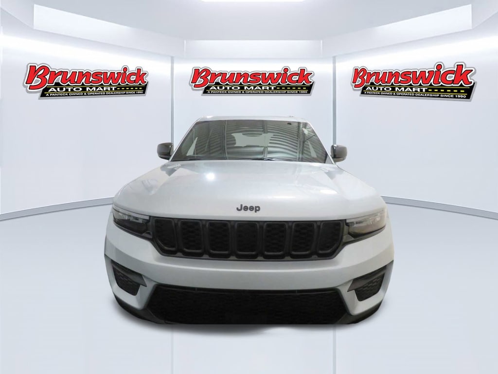 Used 2023 Jeep Grand Cherokee Laredo SUV