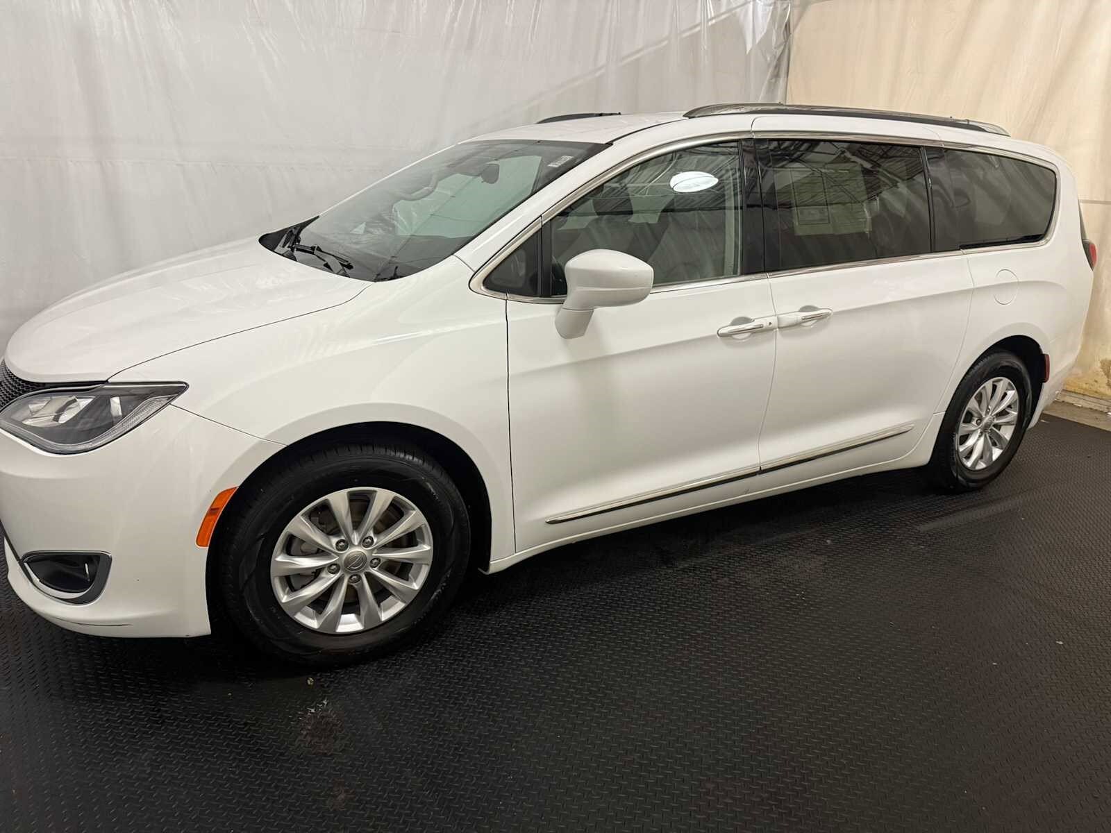 2018 Chrysler Pacifica Touring L photo 2