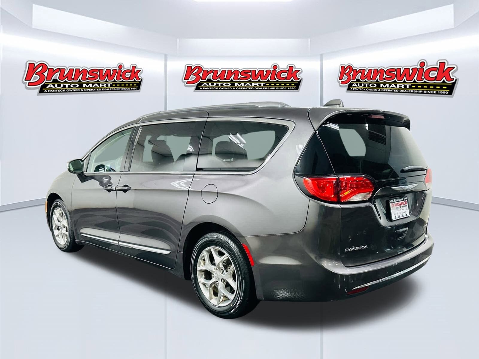 2017 Chrysler Pacifica Limited photo 3