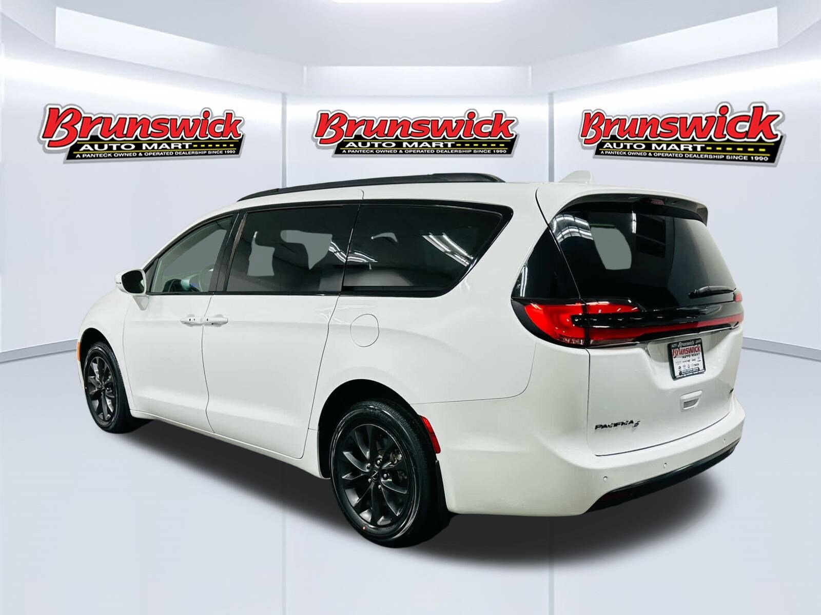 2021 Chrysler Pacifica Touring L photo 2
