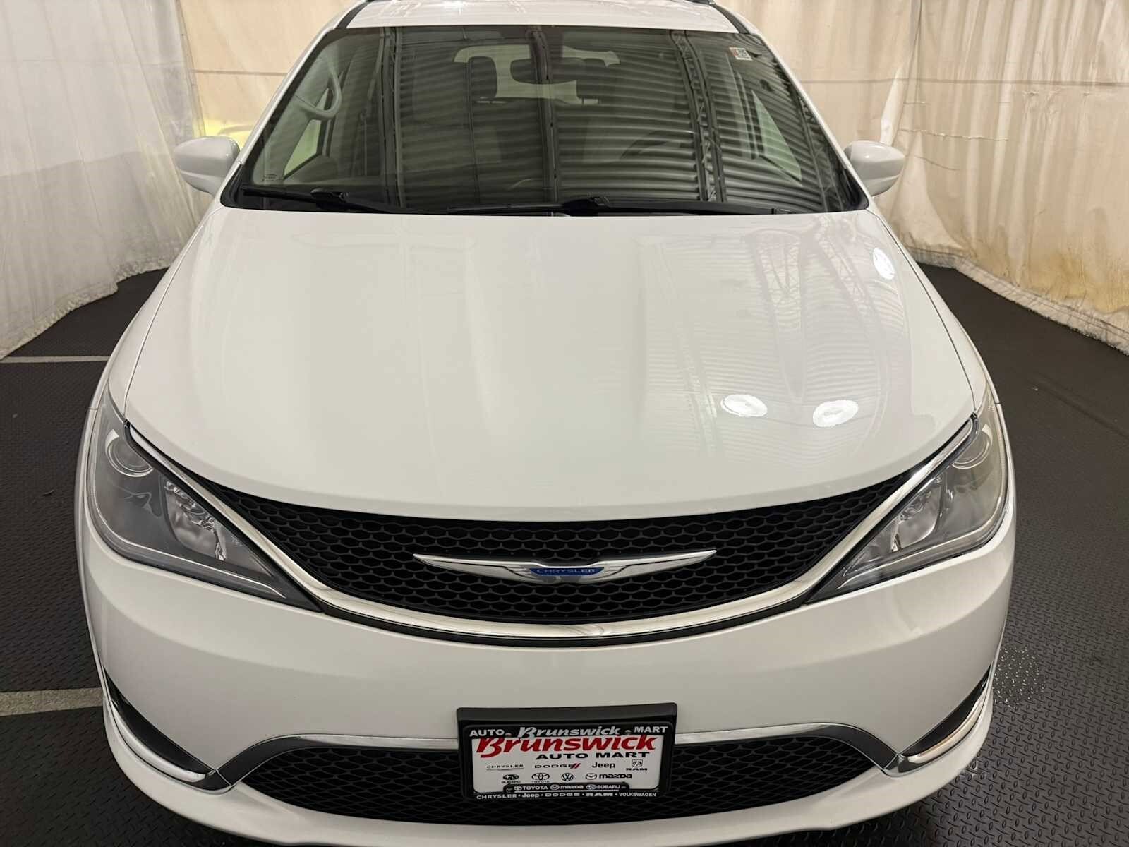 2018 Chrysler Pacifica Touring L photo 3
