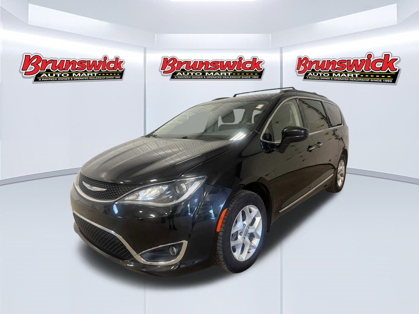 2017 Chrysler Pacifica Touring-L's photo