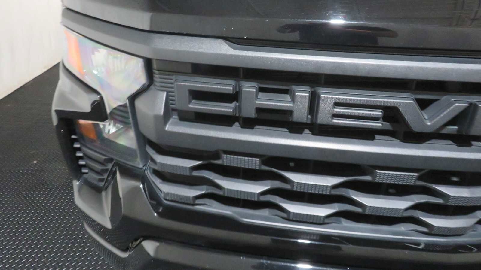 2023 Chevrolet Silverado 1500 Custom photo 4