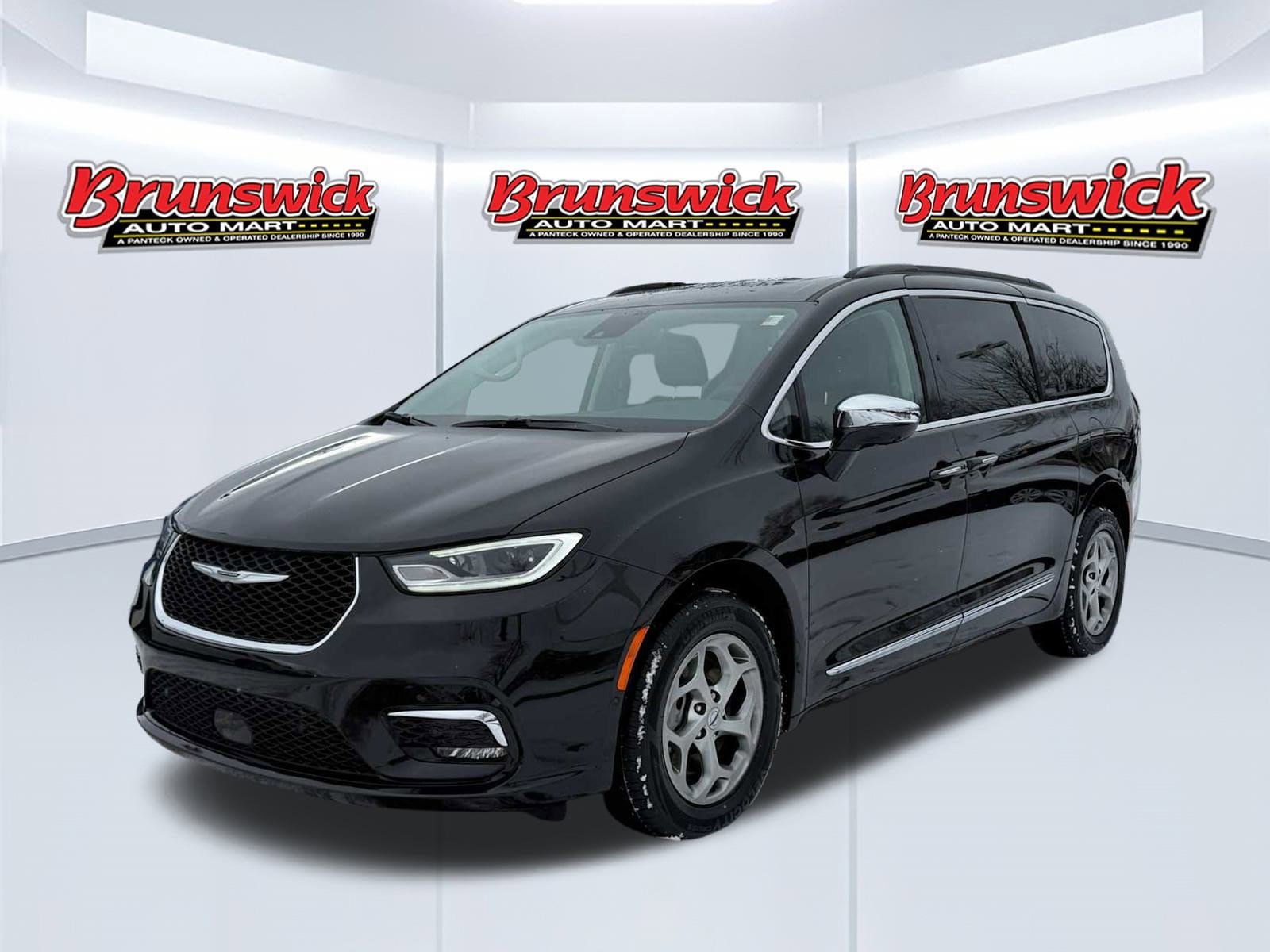 2023 Chrysler Pacifica Limited's photo