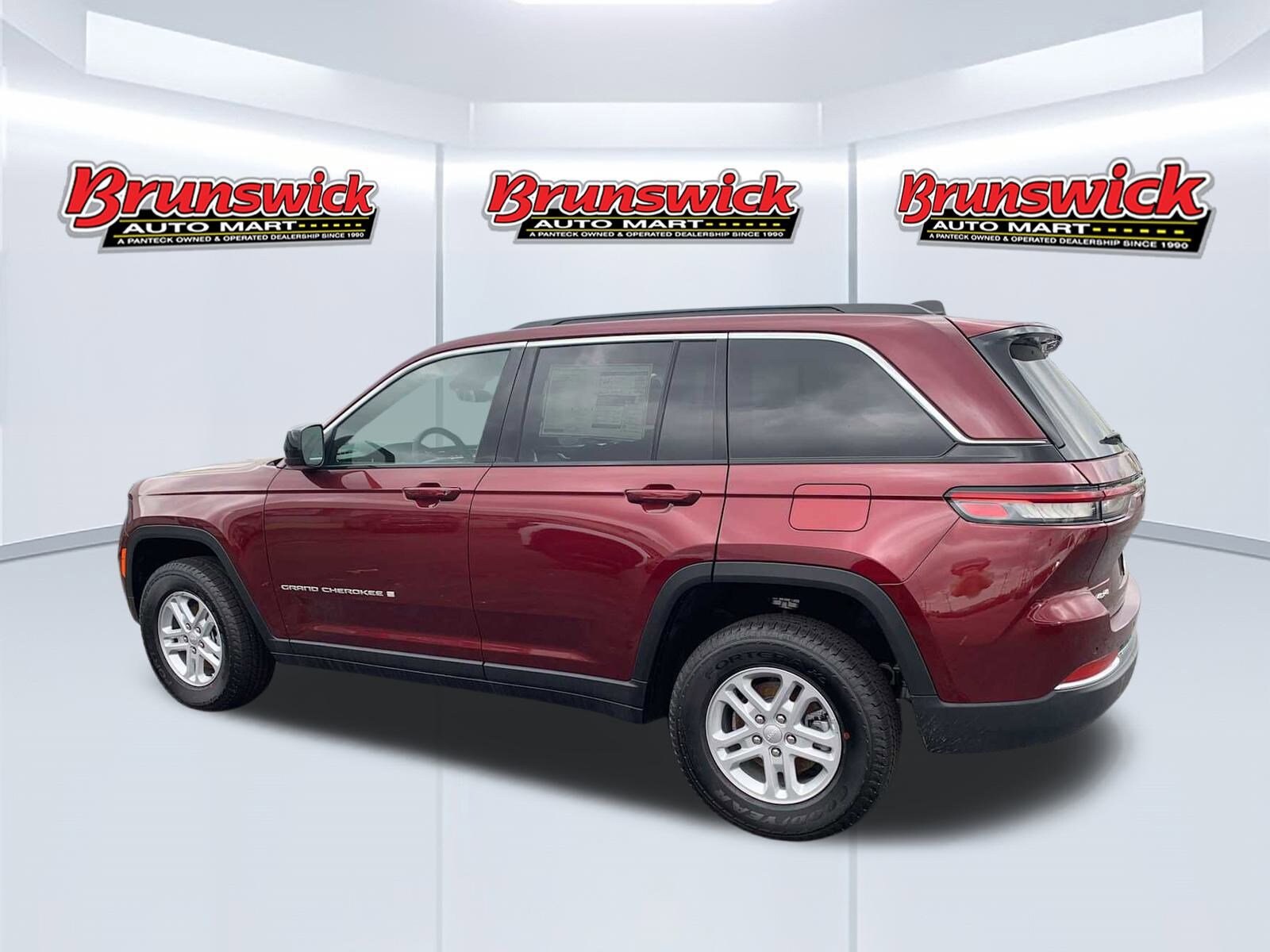 2025 Jeep Grand Cherokee Laredo photo 2