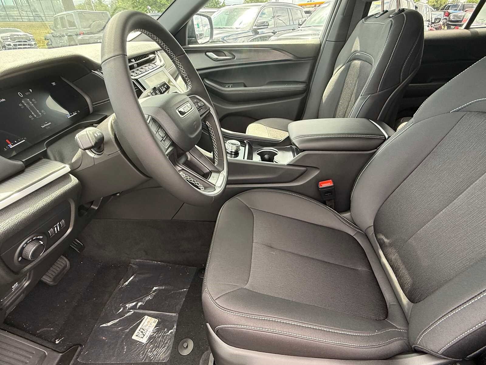2025 Jeep Grand Cherokee Laredo photo 4