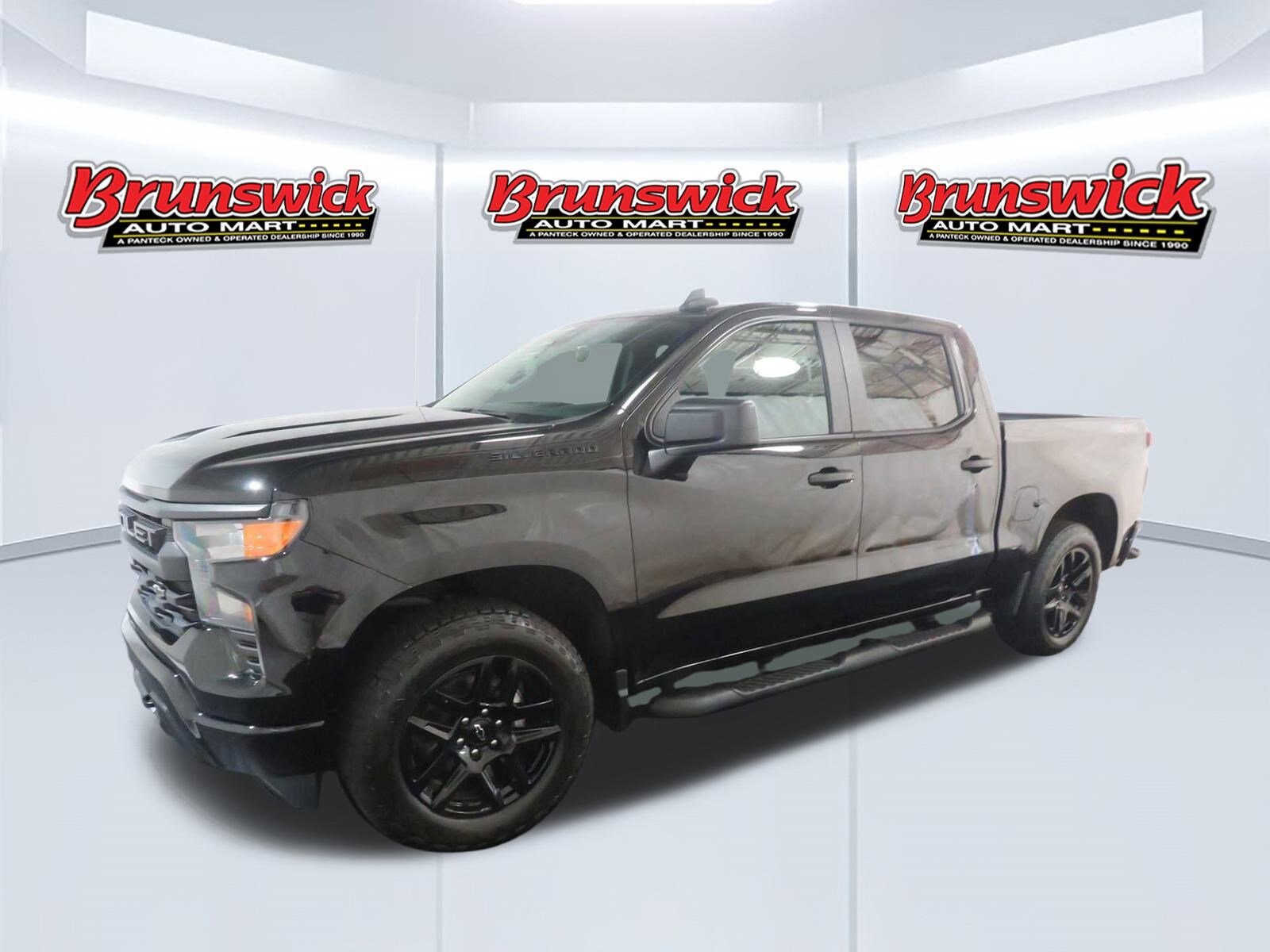 2023 Chevrolet Silverado 1500 Custom photo 2