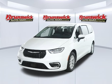 Featured Pre-Owned 2023 Chrysler Pacifica Touring L Van Passenger Van for sale near you in Brunswick, OH