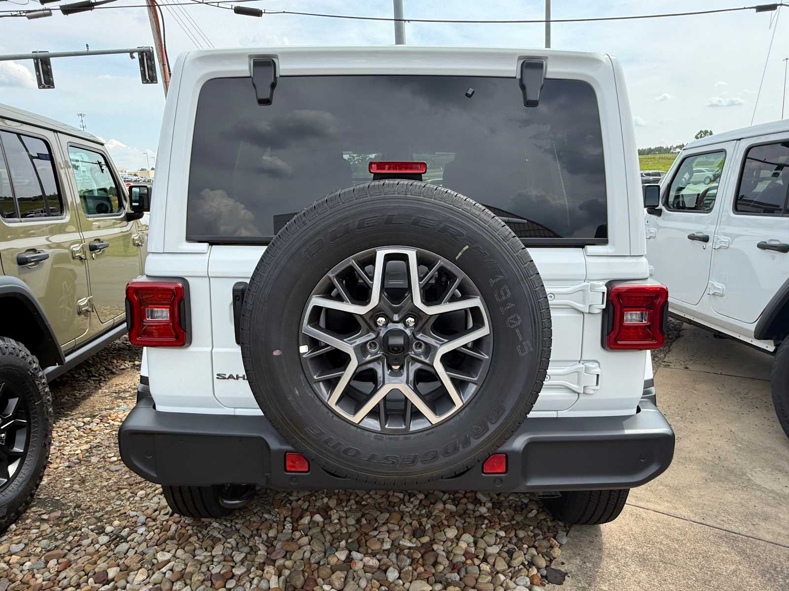 2025 Jeep Wrangler Sahara photo 4