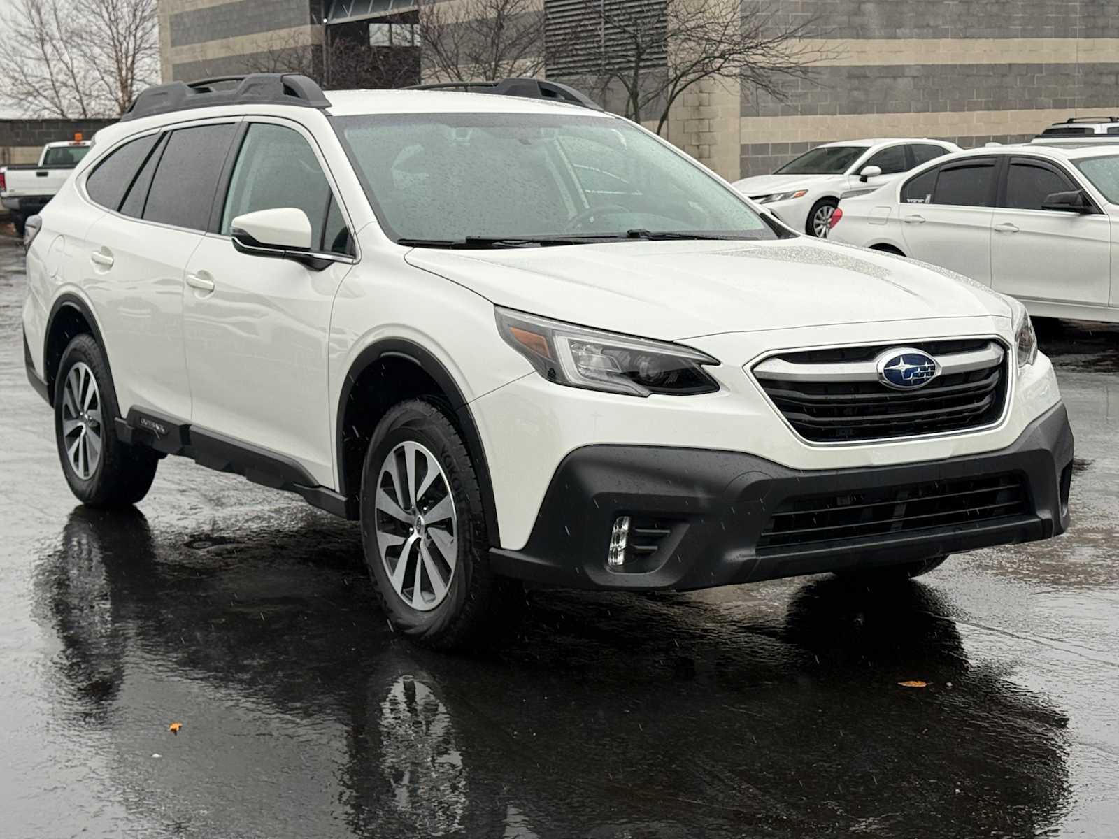 2020 Subaru Outback Premium photo 2