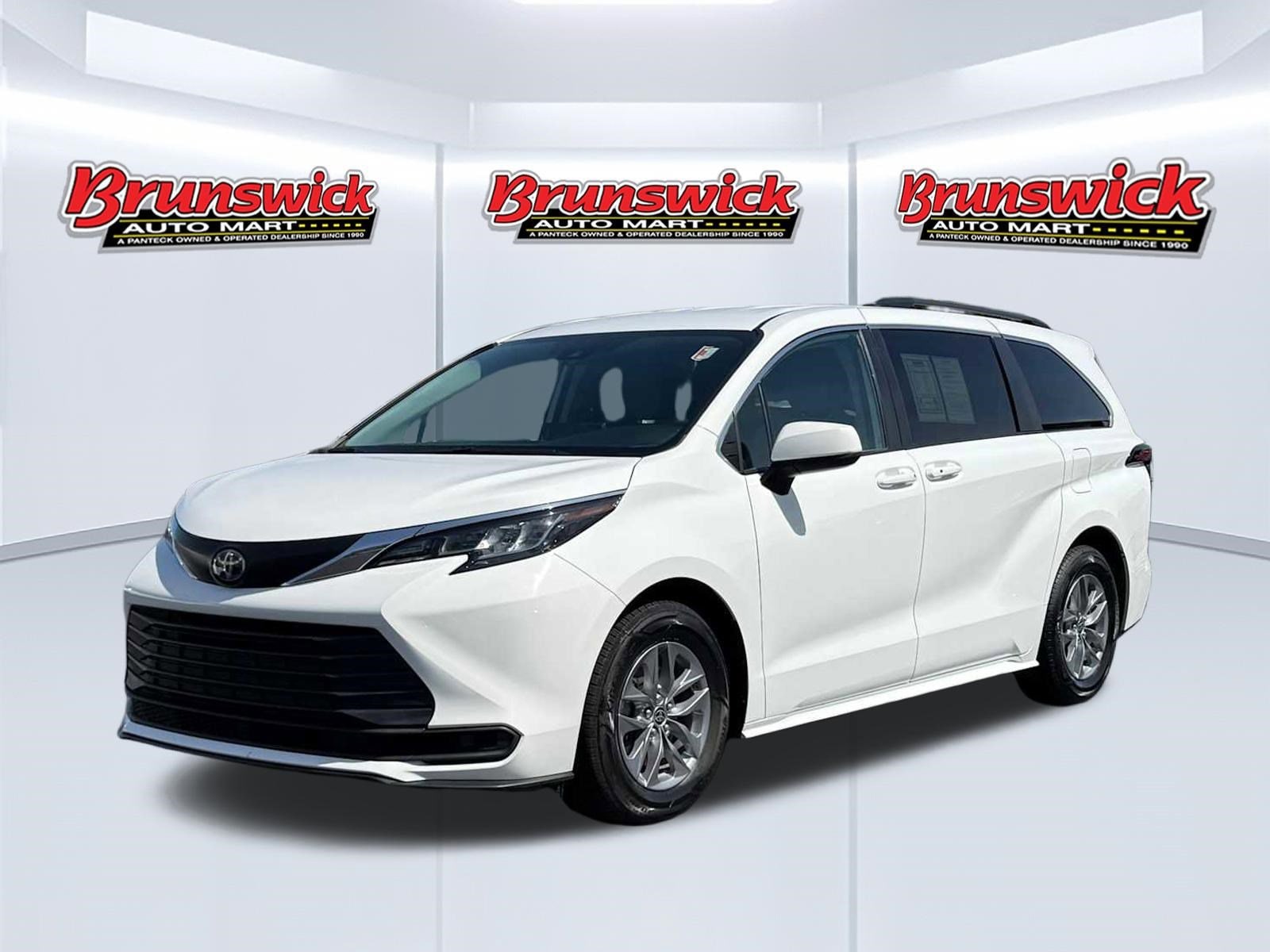2022 Toyota Sienna LE 8-Passenger Hybrid FWD's photo