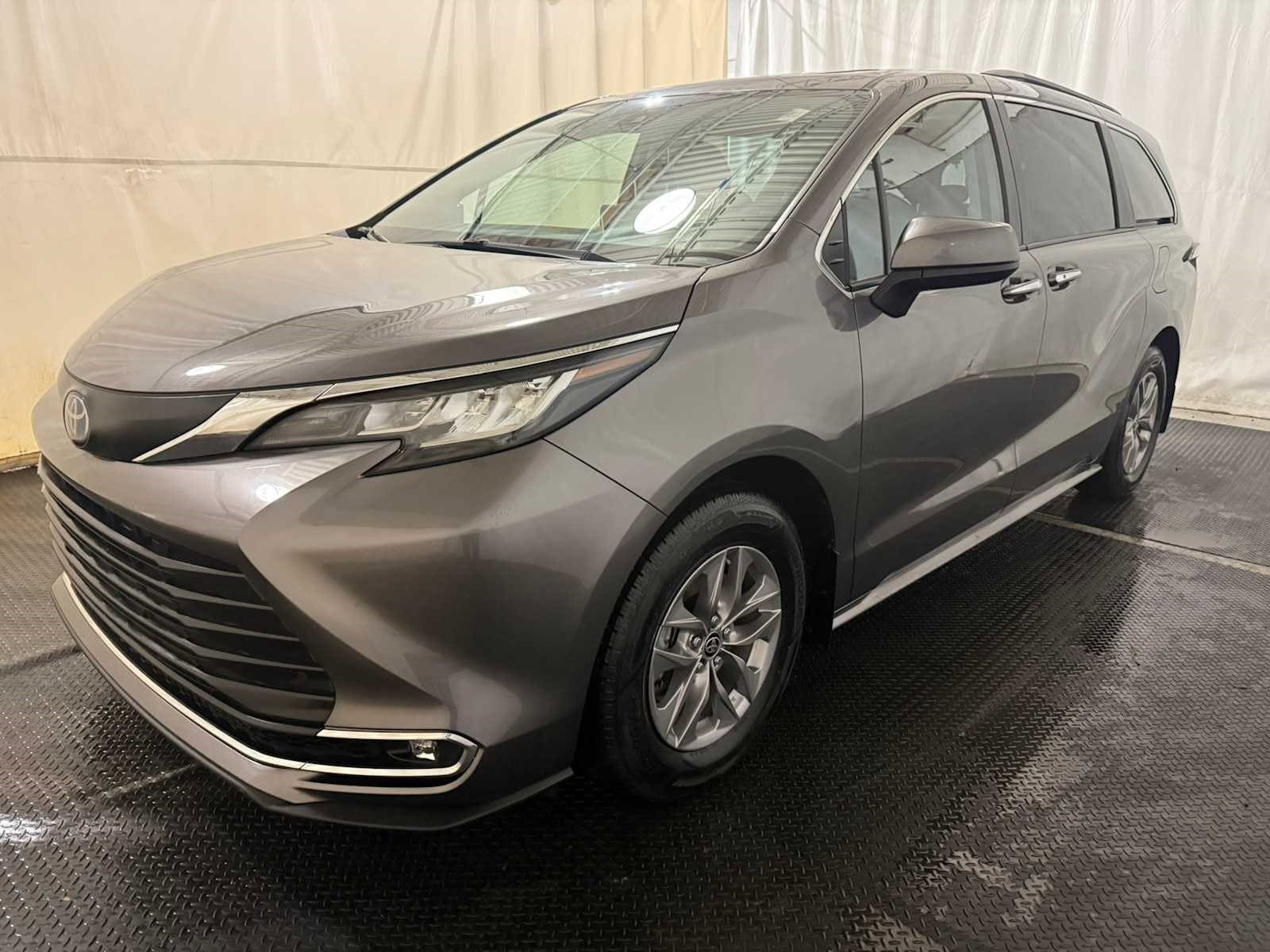 2023 Toyota Sienna XLE's photo