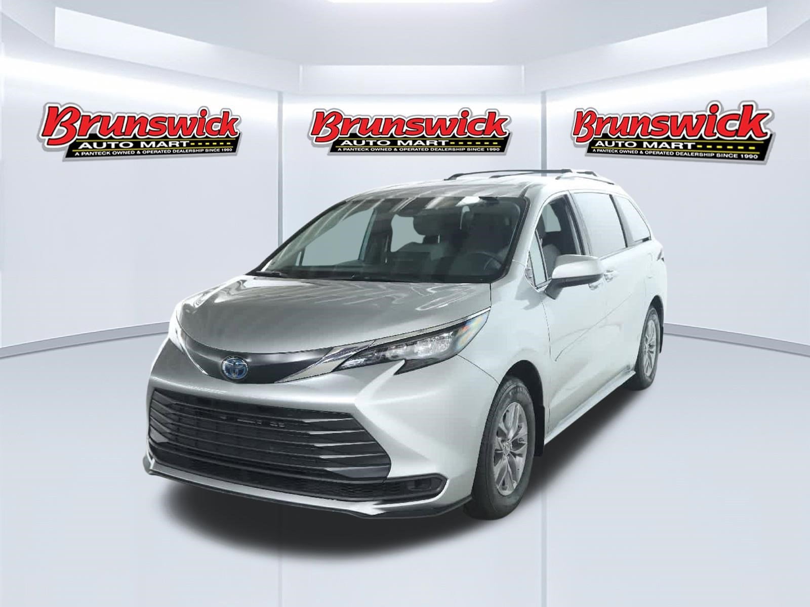2025 Toyota Sienna LE 8-Passenger Hybrid FWD's photo