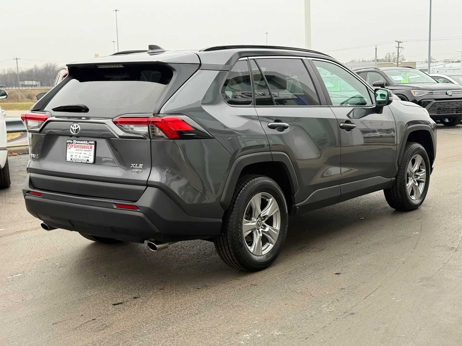 2023 Toyota RAV4 XLE photo 3