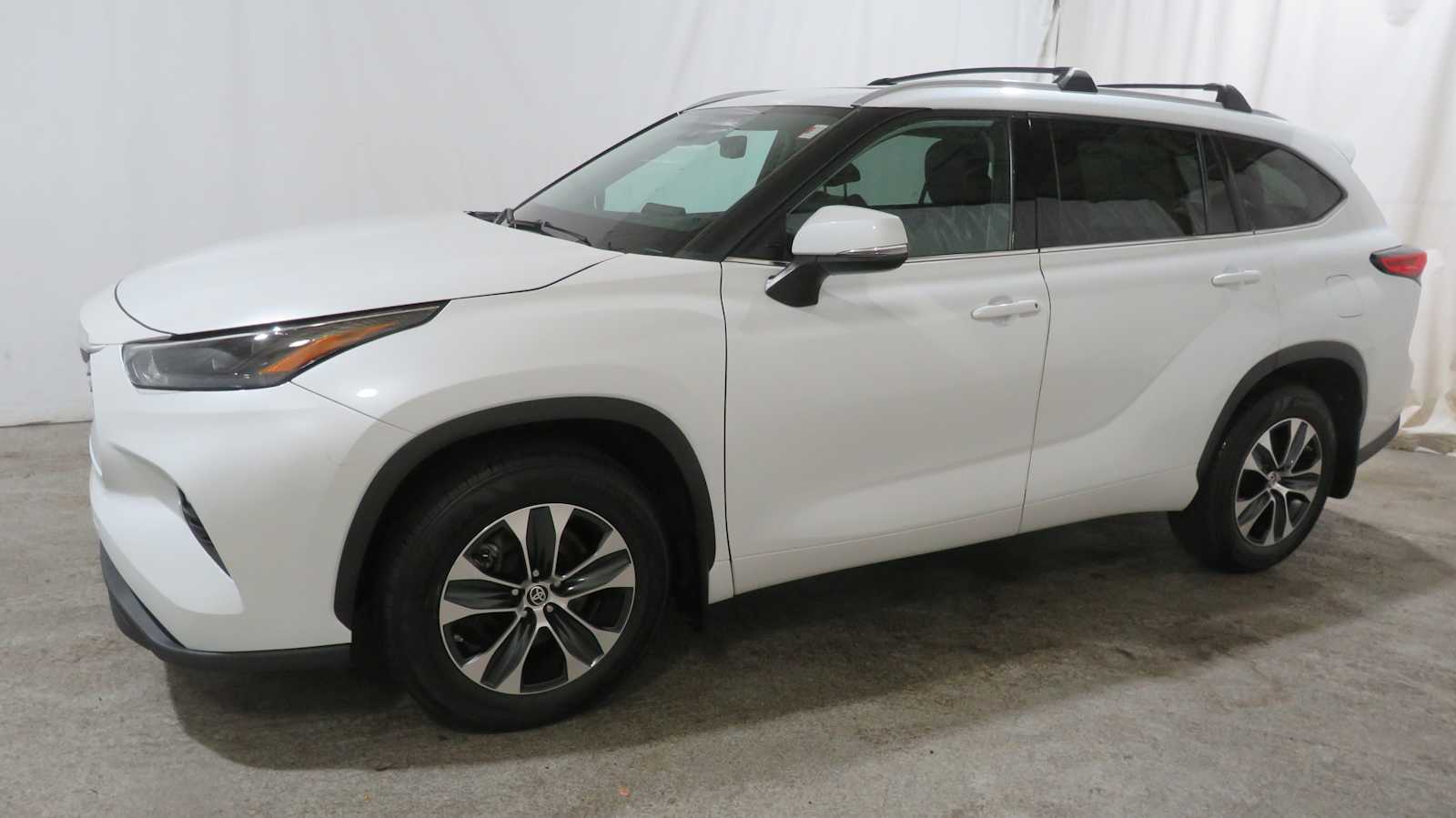 Used 2022 Toyota Highlander XLE with VIN 5TDGZRBH7NS560016 for sale in Brunswick, OH