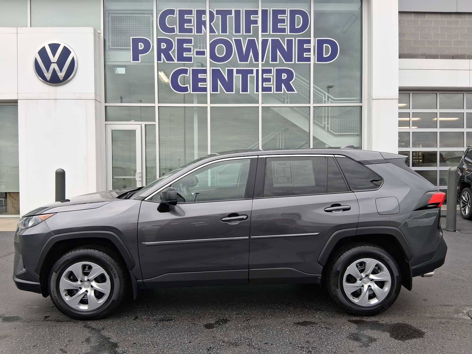 2022 Toyota RAV4 LE photo 2