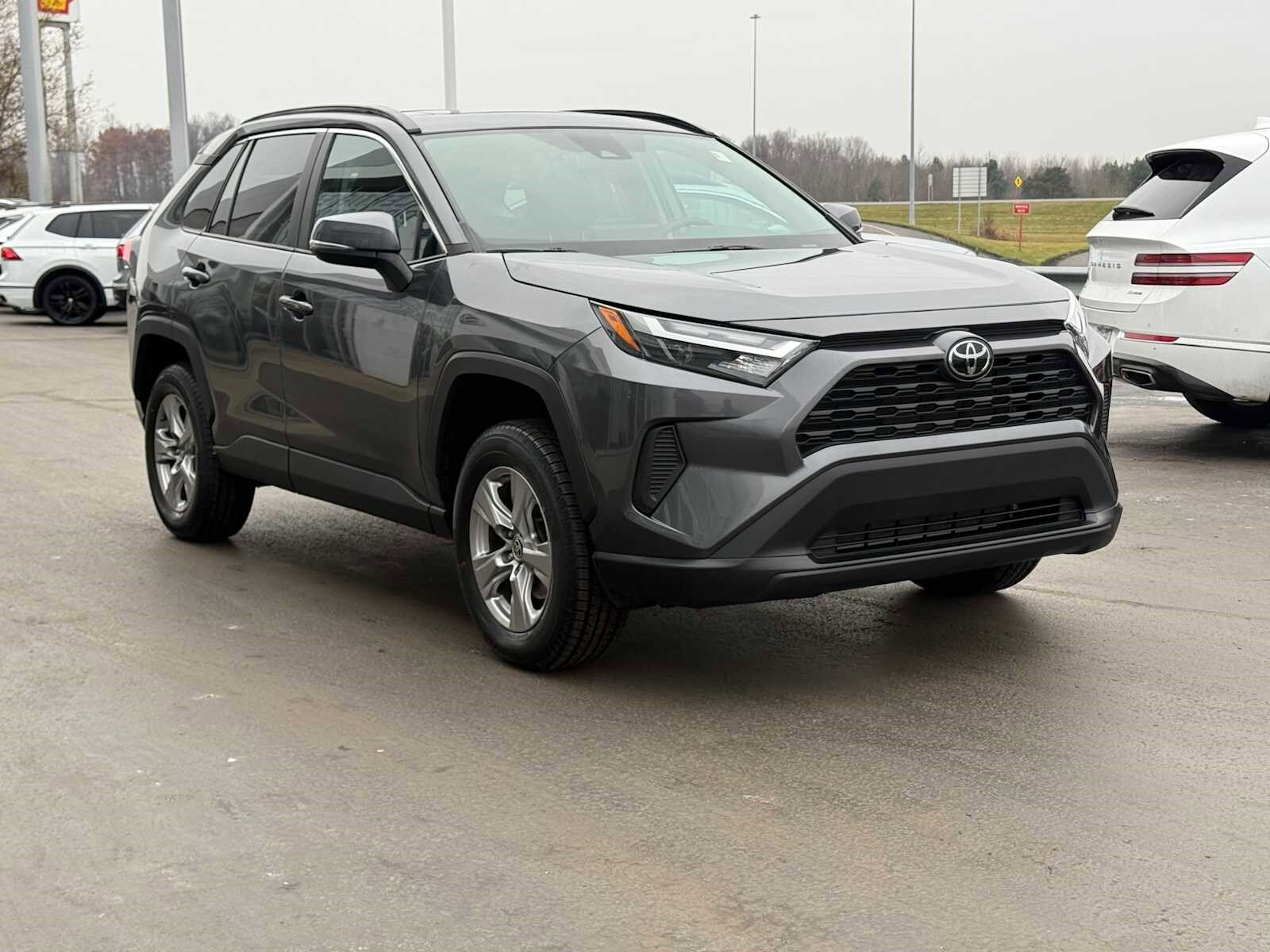 2023 Toyota RAV4 XLE photo 2