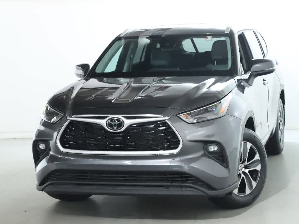 2022 Toyota Highlander XLE photo 3