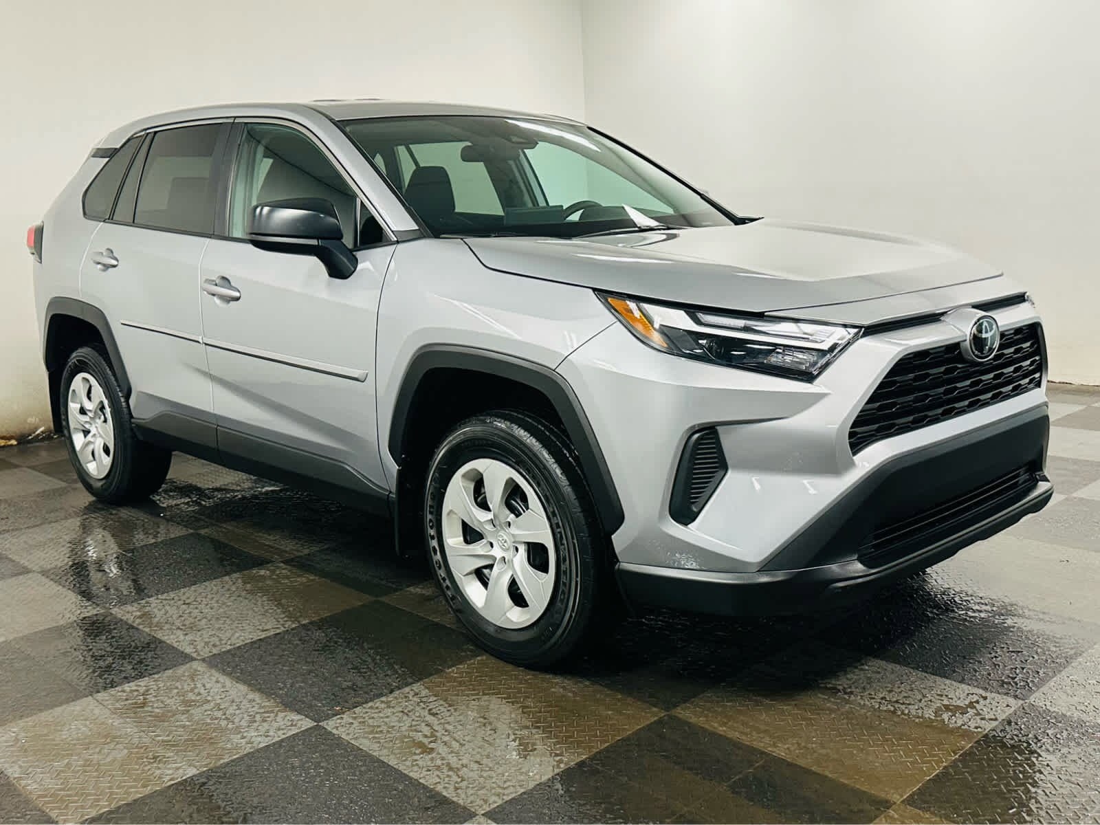 2023 Toyota RAV4 LE photo 3