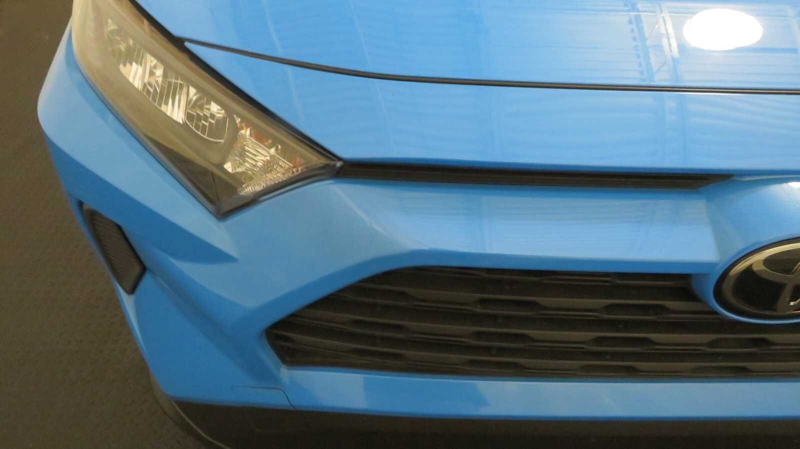 2020 Toyota RAV4 LE photo 2