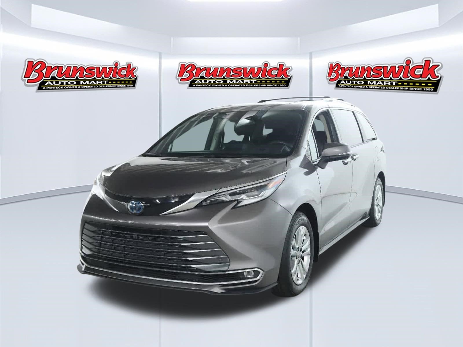 2022 Toyota Sienna Platinum 7-Passenger Hybrid AWD's photo