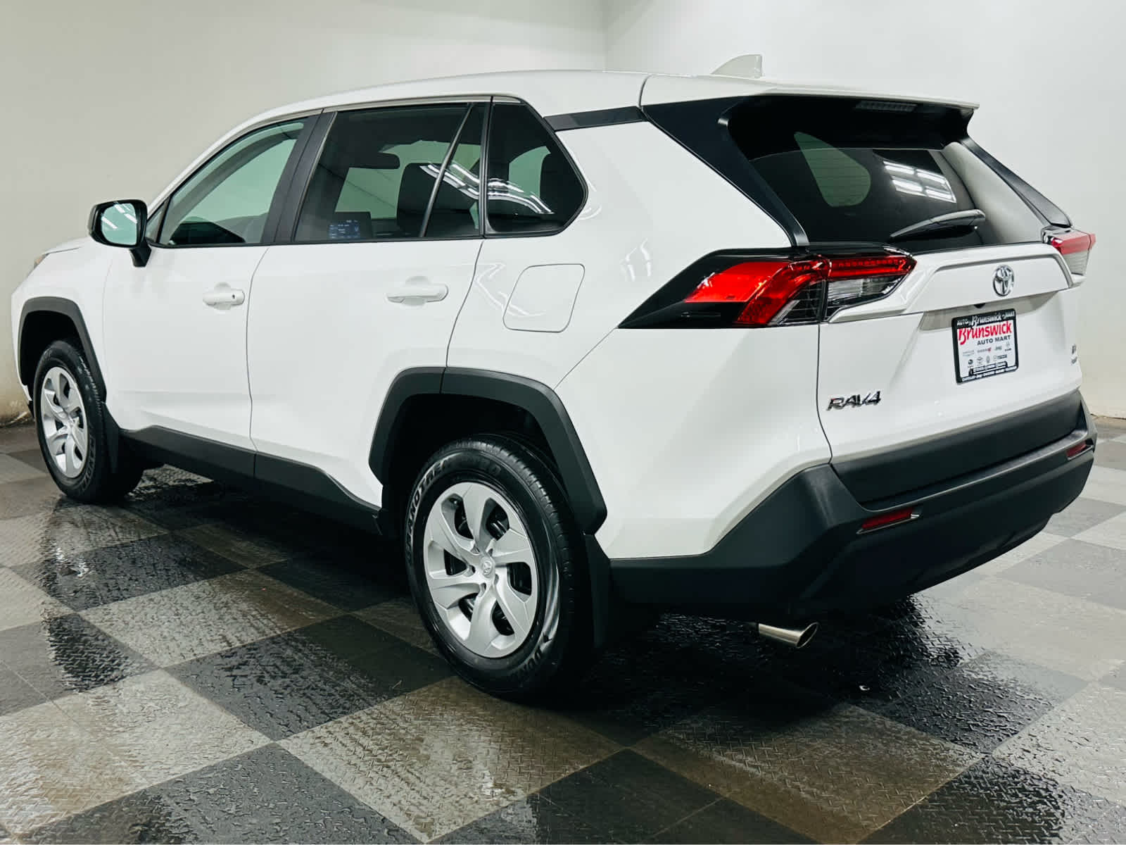 2022 Toyota RAV4 LE photo 4