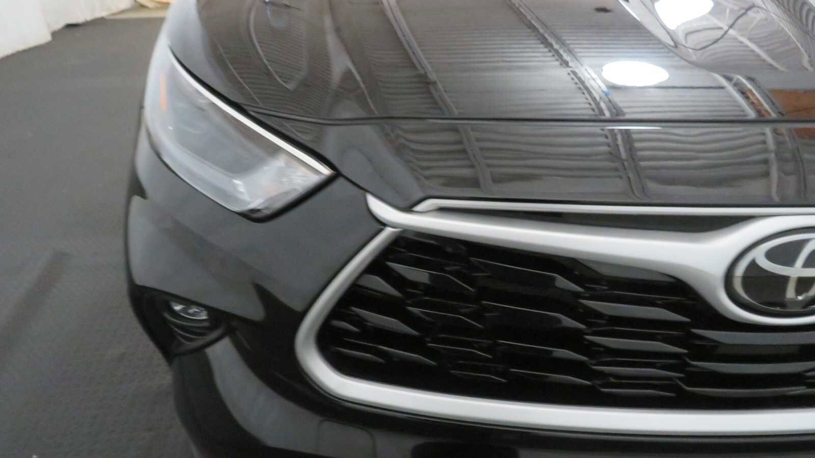 2023 Toyota Highlander XLE photo 2