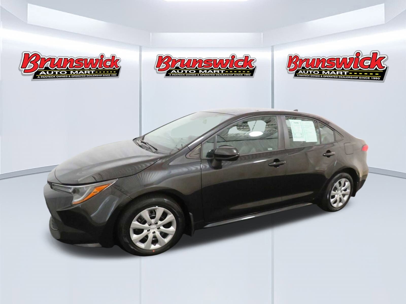 2021 Toyota Corolla LE photo 2