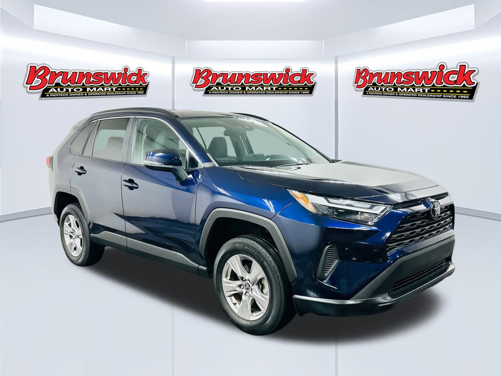 2022 Toyota RAV4 XLE photo 2
