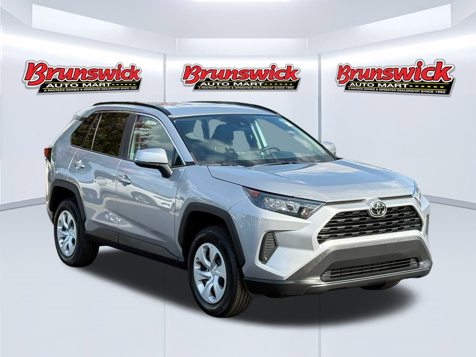 2021 Toyota RAV4 LE photo 2