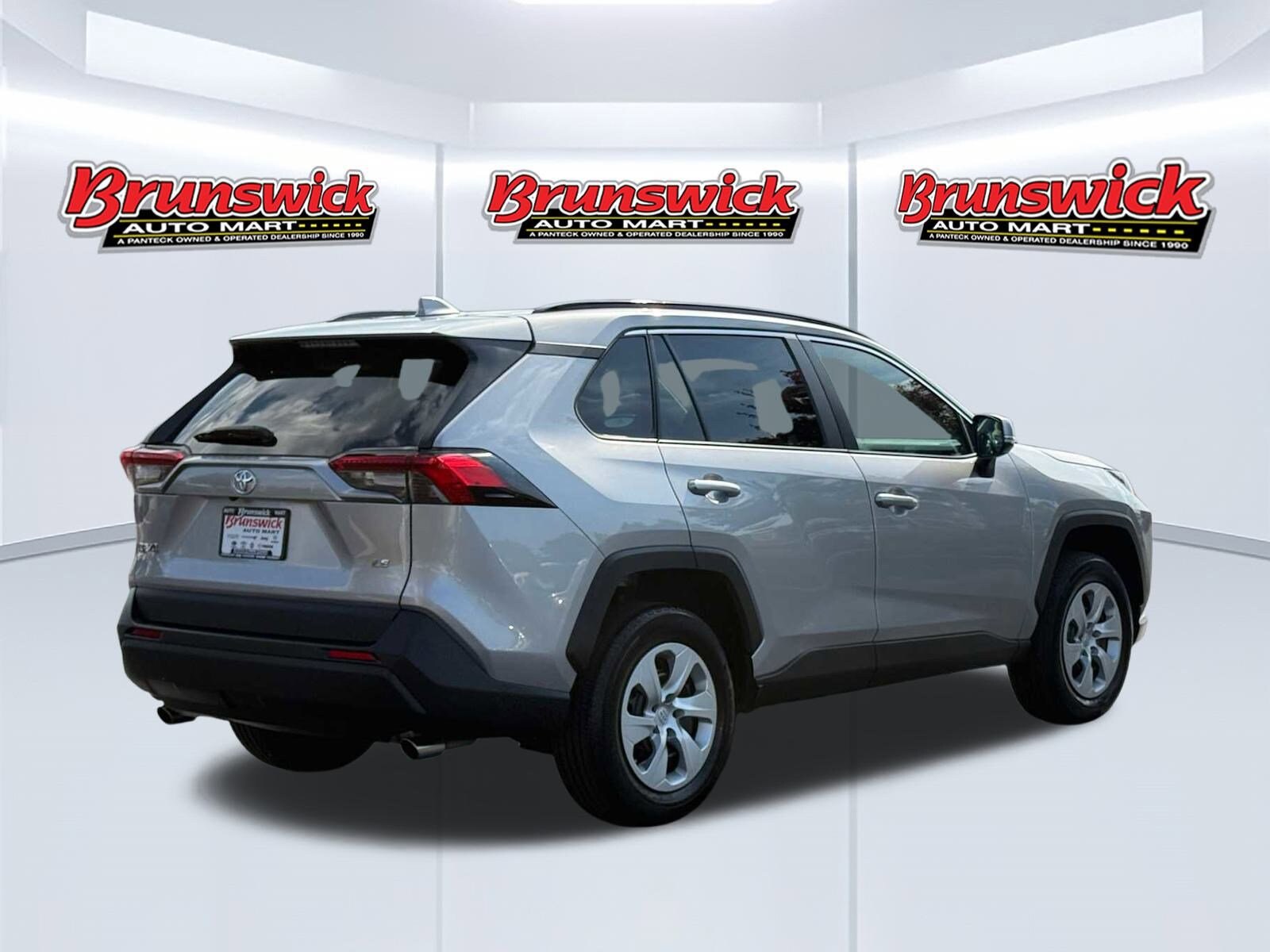 2021 Toyota RAV4 LE photo 3