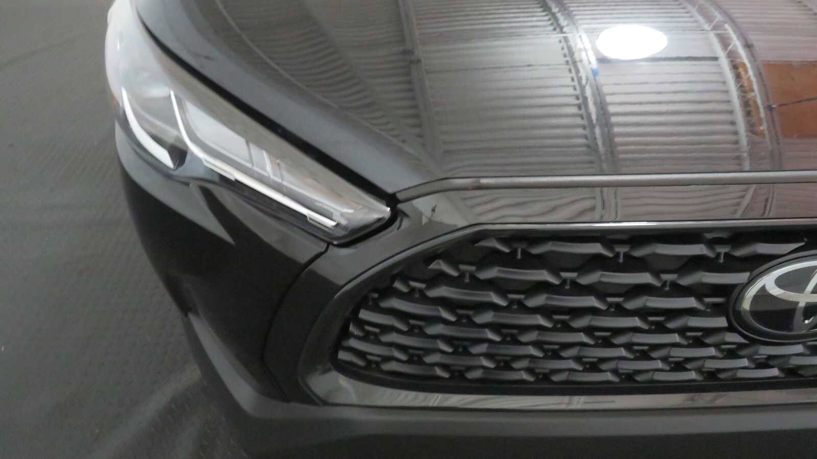 2023 Toyota Corolla Cross LE photo 3