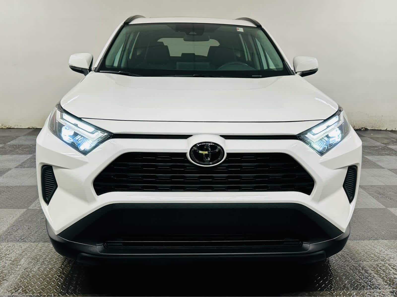 2022 Toyota RAV4 XLE photo 2