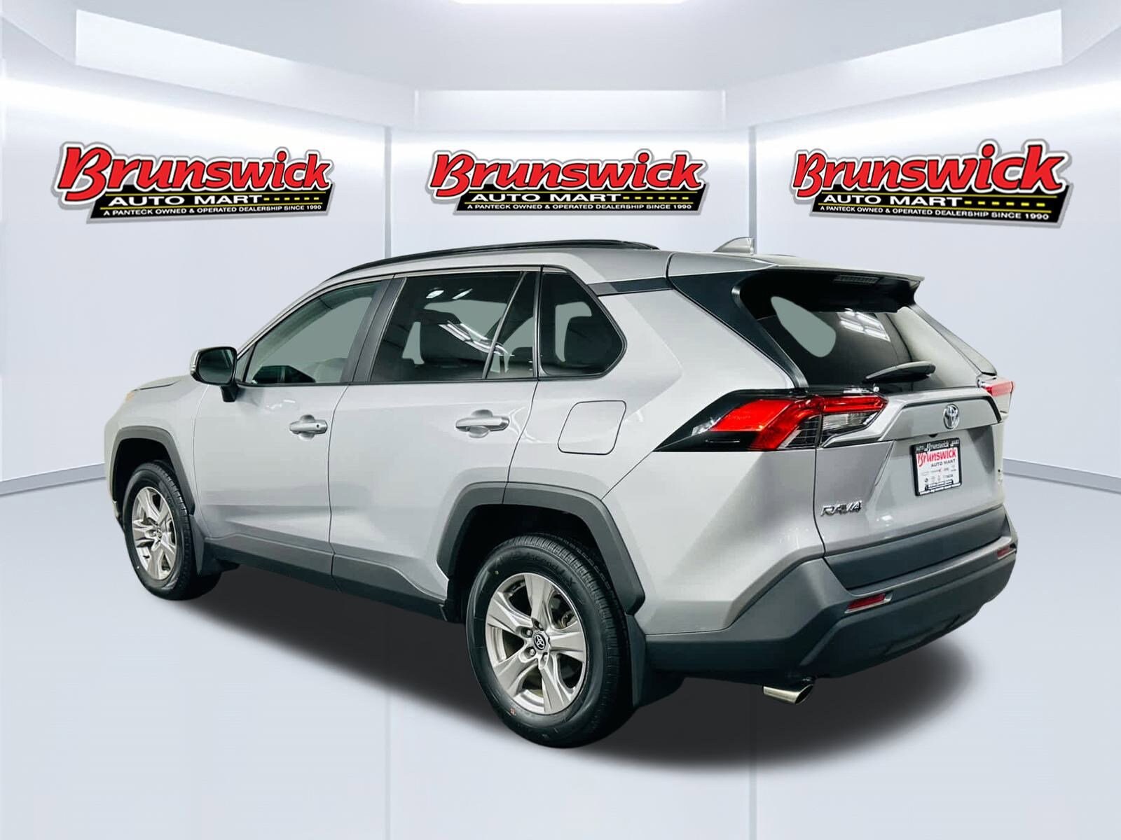 2022 Toyota RAV4 XLE photo 2