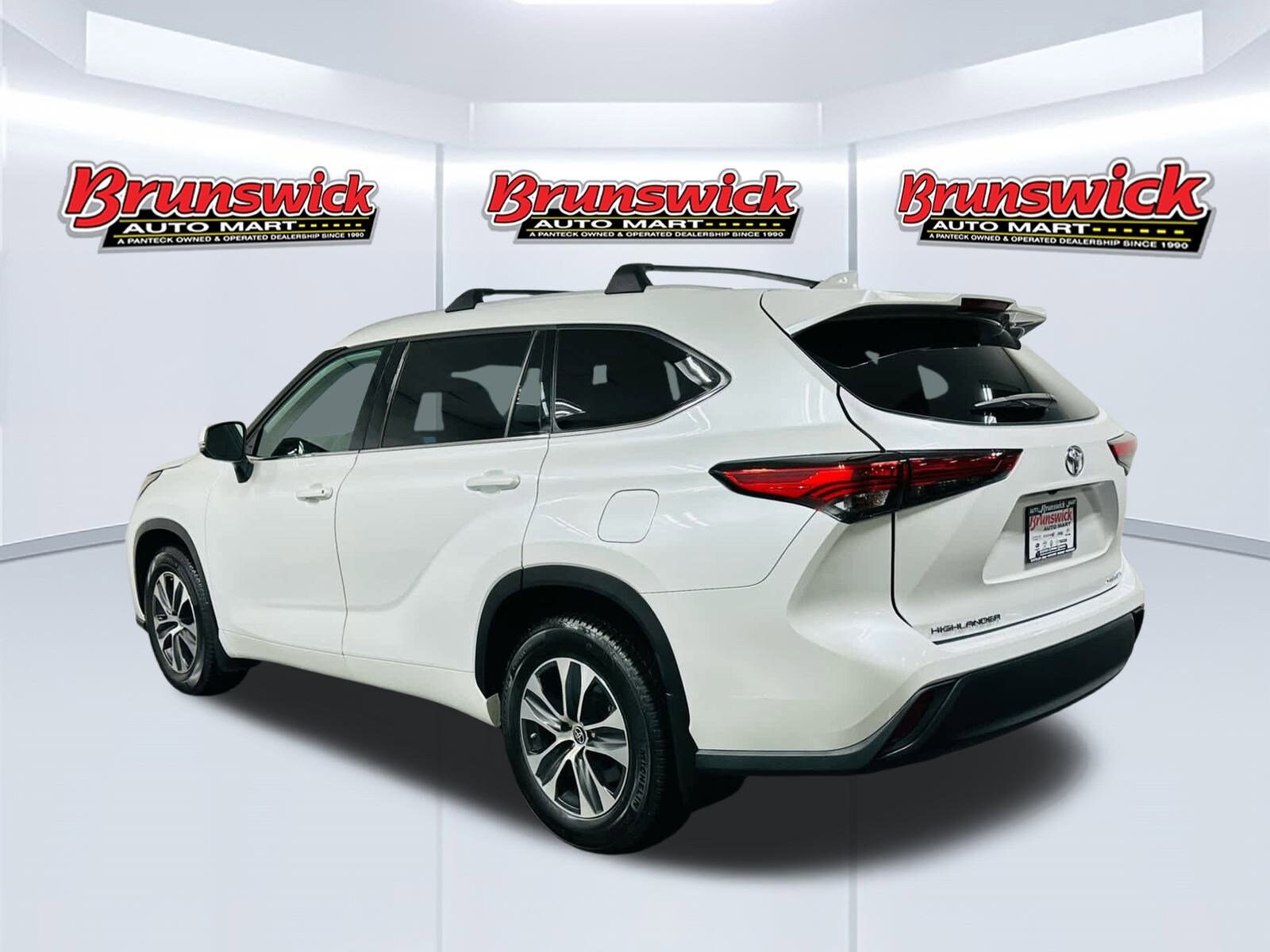 2022 Toyota Highlander XLE photo 2