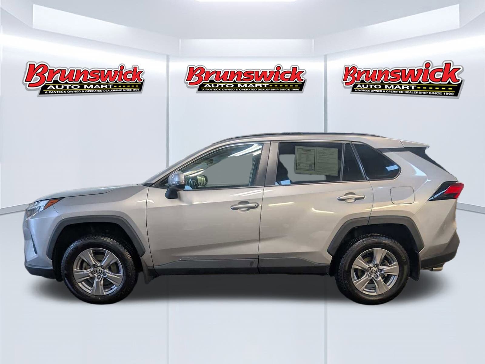 2022 Toyota RAV4 XLE photo 2