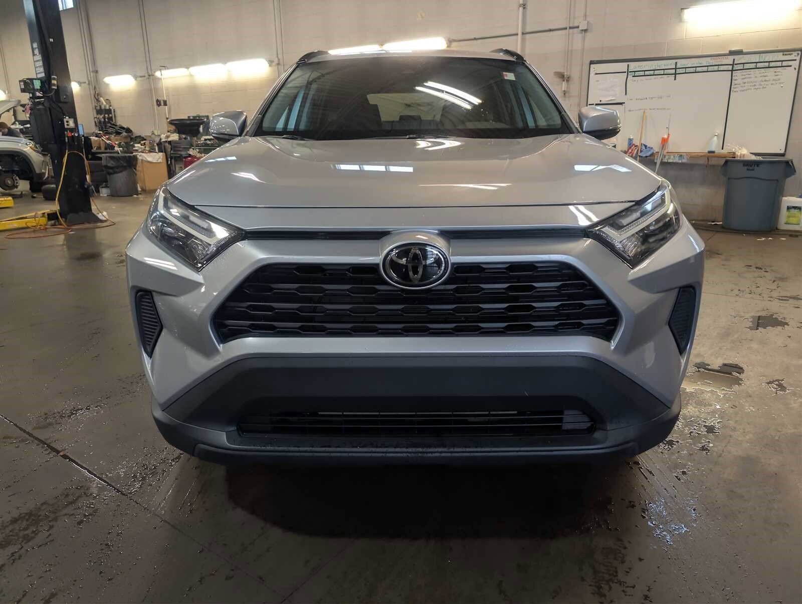2022 Toyota RAV4 XLE photo 2