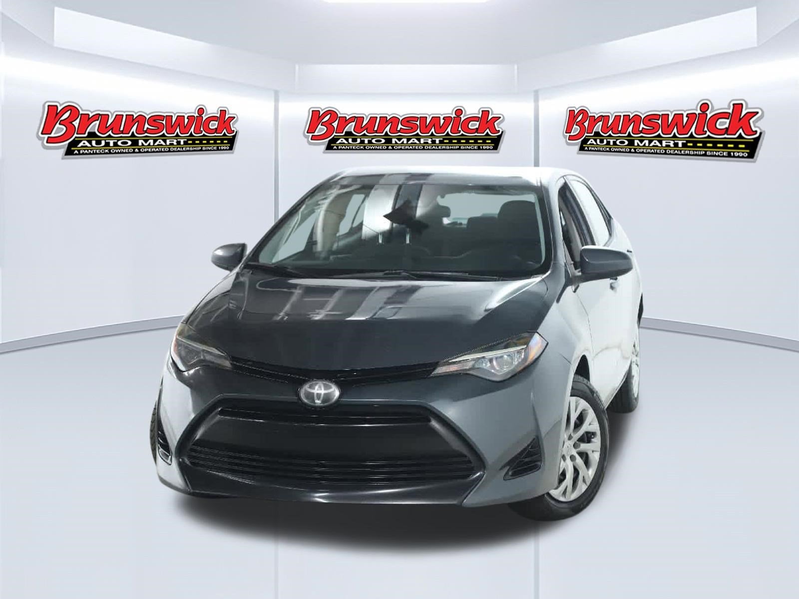 Used 2018 Toyota Corolla LE with VIN 5YFBURHE6JP816297 for sale in Brunswick, OH