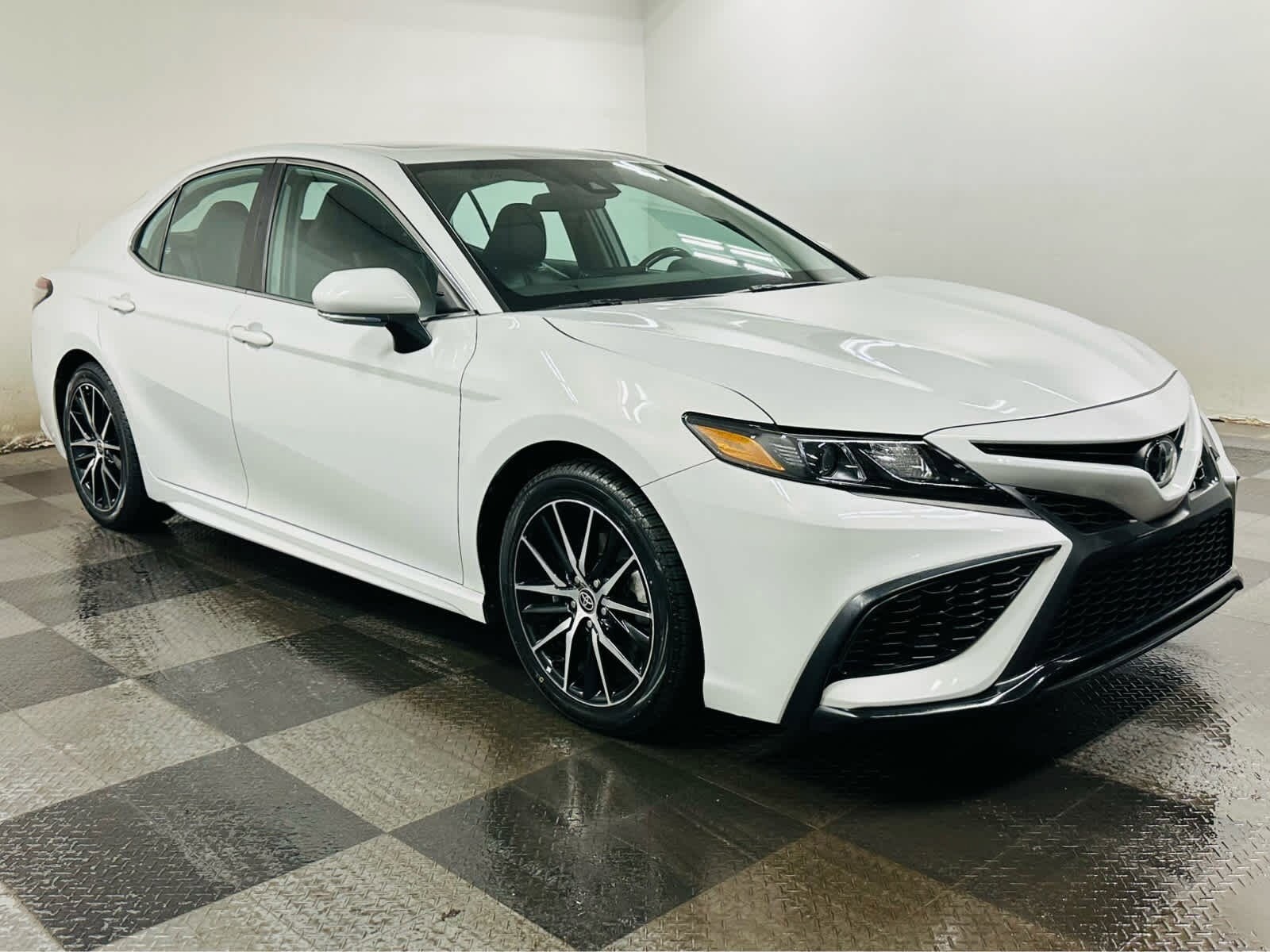 2023 Toyota Camry SE photo 3