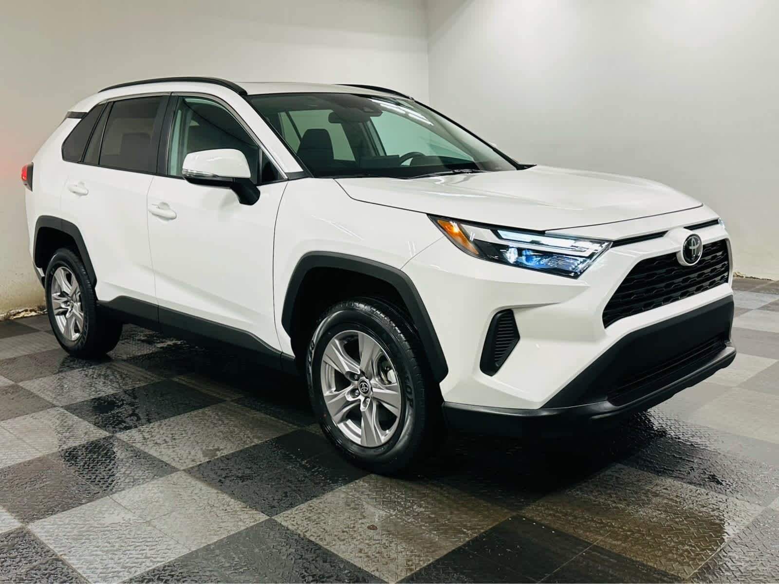 2022 Toyota RAV4 XLE photo 3