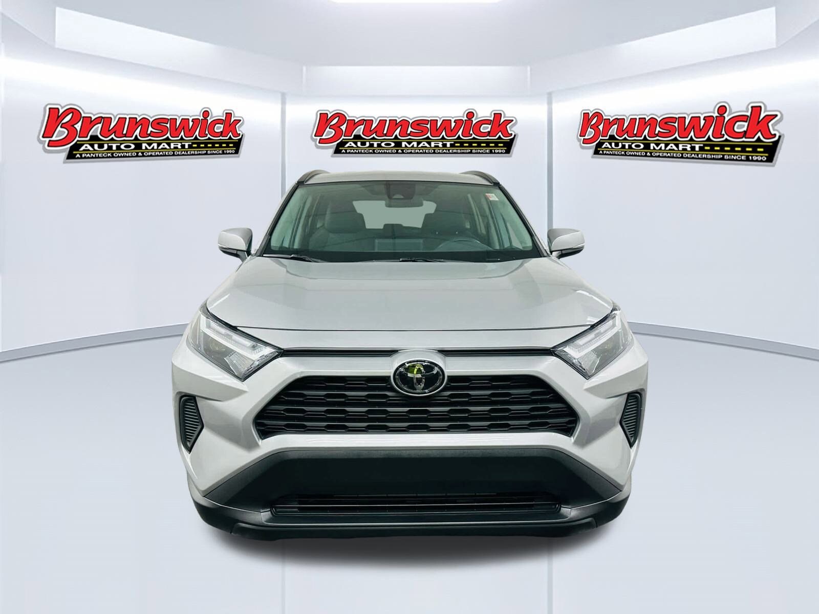 2022 Toyota RAV4 XLE photo 2
